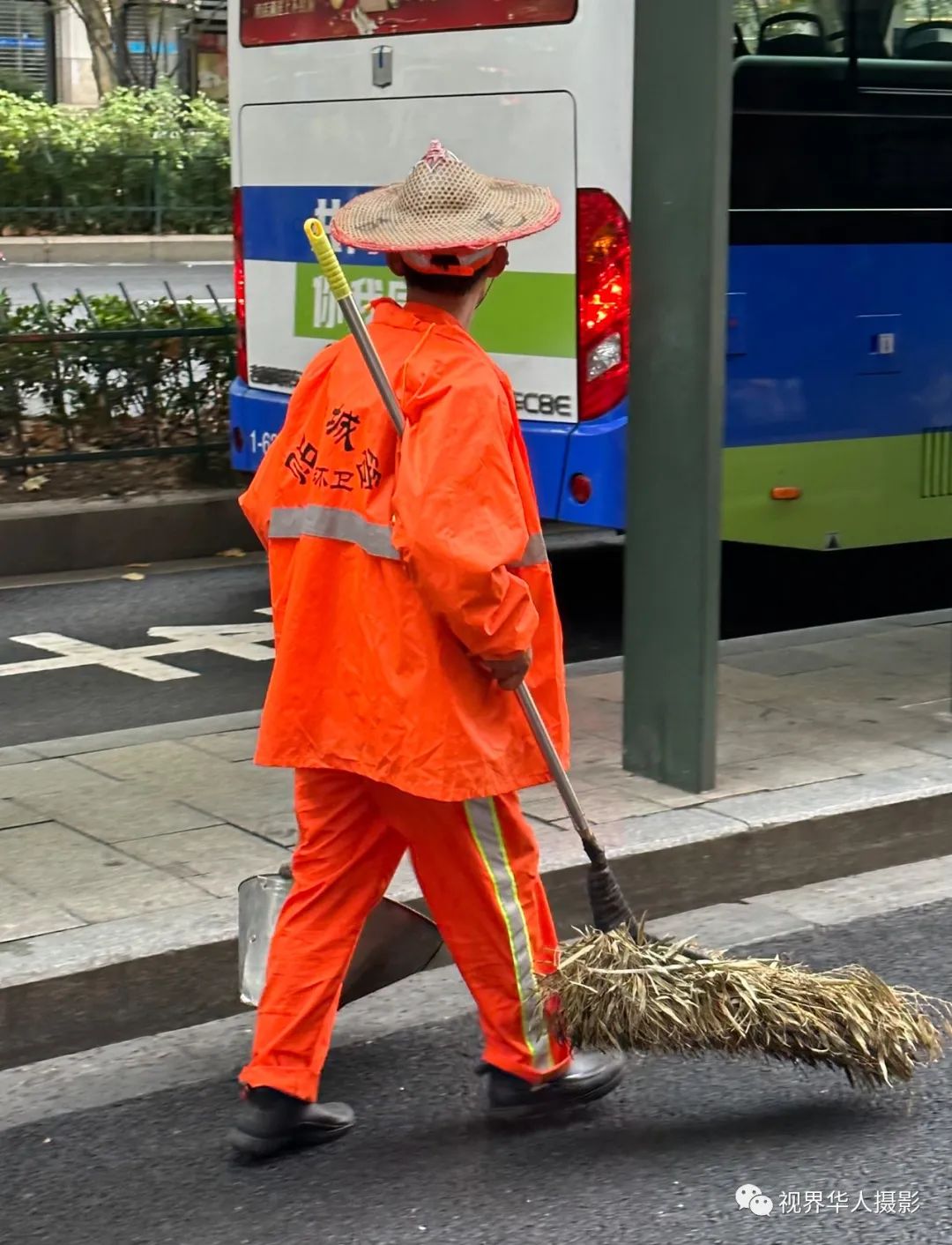 城市美容师:忙碌的身影和多彩的工具(图1) 1.jpg