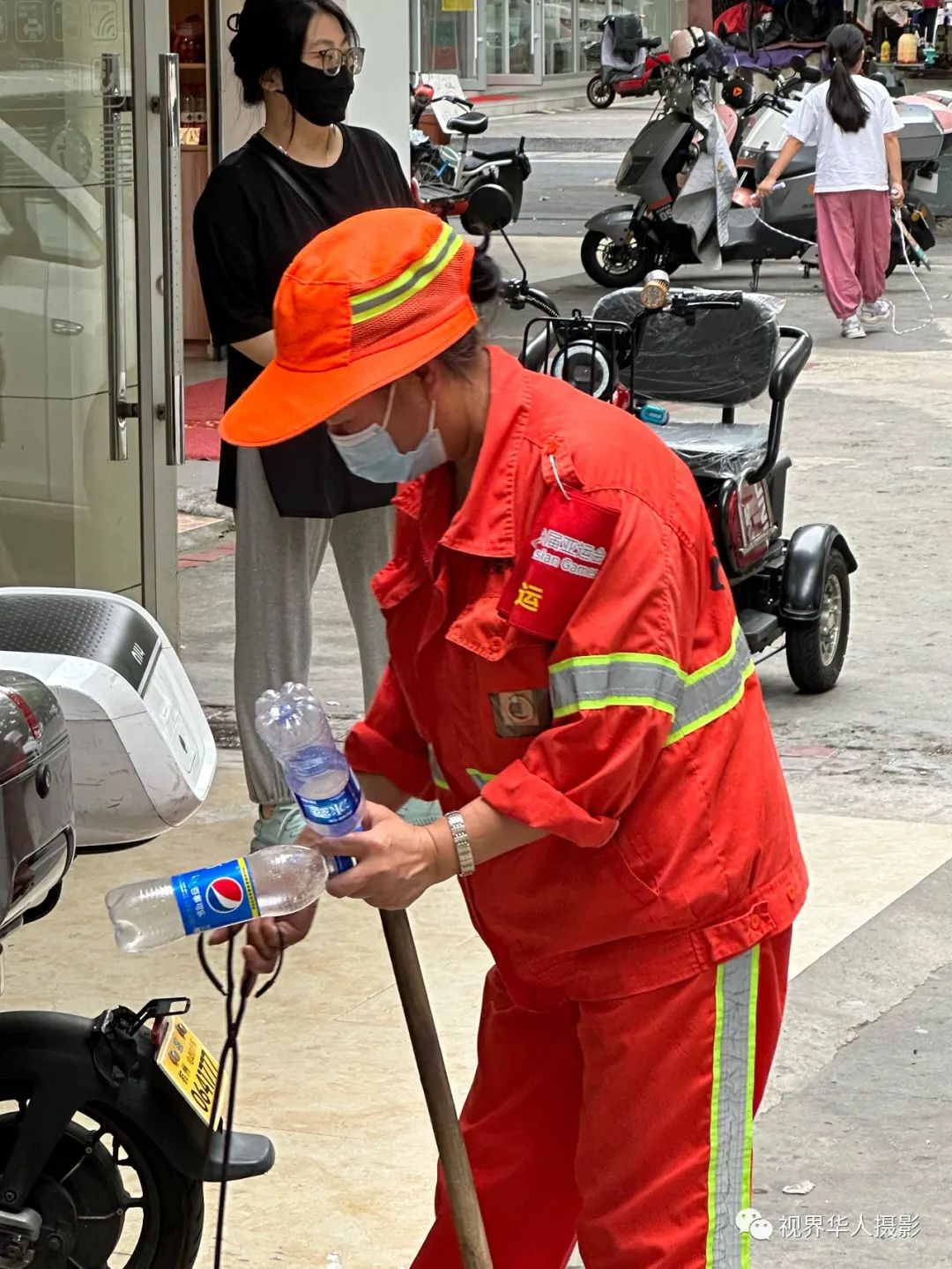 城市美容师:忙碌的身影和多彩的工具(图2) 2.jpg