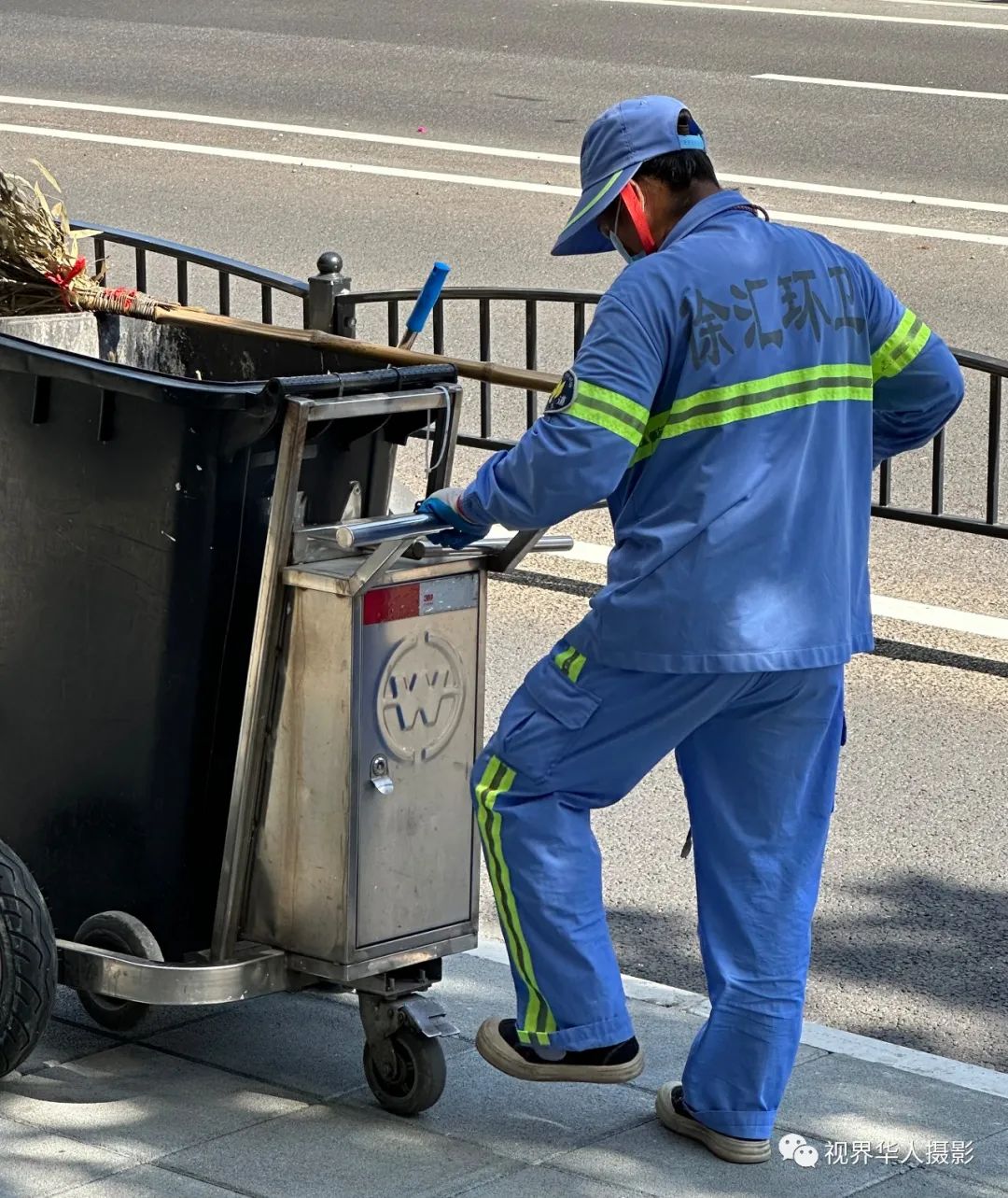 城市美容师:忙碌的身影和多彩的工具(图7) 7.jpg