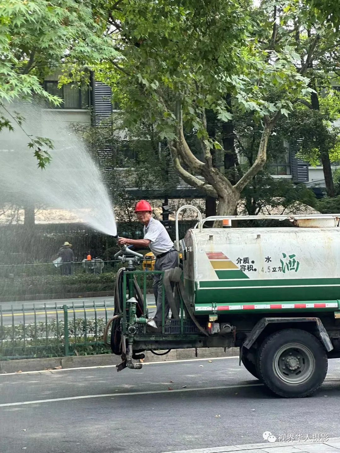 城市美容师:忙碌的身影和多彩的工具(图38) 40.jpg