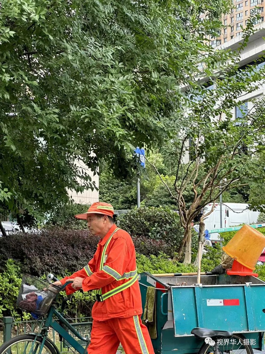 城市美容师:忙碌的身影和多彩的工具(图49) 51.jpg