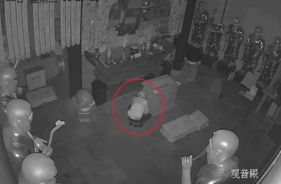 一男子偷功德箱的钱称:菩萨同意的,给我比了"OK"(图1) 18.jpg