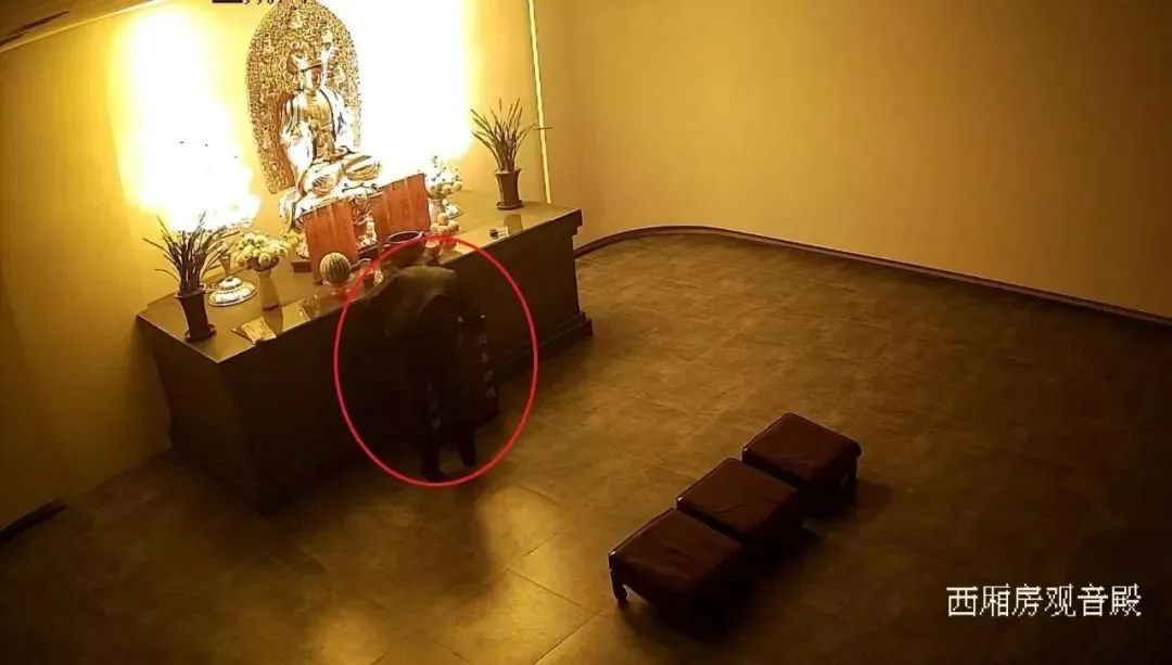 一男子偷功德箱的钱称:菩萨同意的,给我比了"OK"(图3) 20.jpg