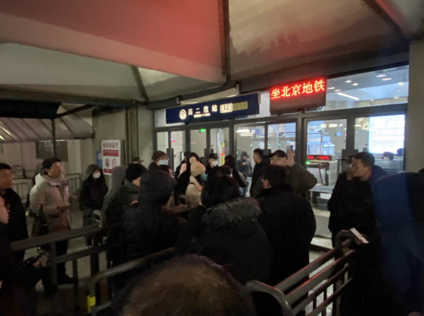 北京地铁通报昌平线故障:两节车厢发生分离(图3) 14.png