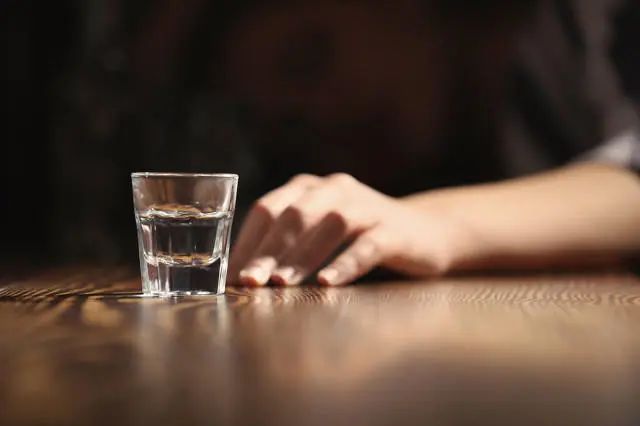 女子失恋喝一斤白酒后身亡!同桌3闺蜜被告,法院:未尽制止和救助义务(图1) 4.jpg