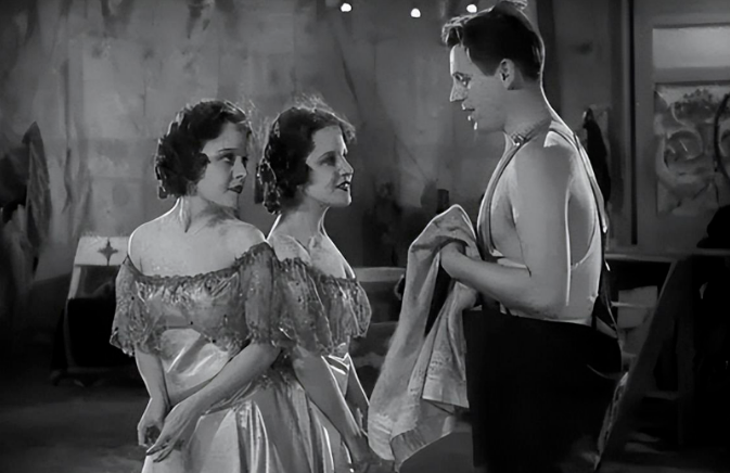 英国臀部连体姐妹:各自有男友,姐姐死后,妹妹拖着遗体2天后才去世……(图3) 3.png