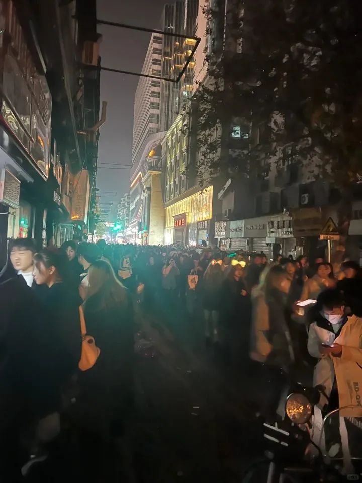 跨年夜万人放飞气球,漫天五彩缤纷中突发爆燃……亲历者:吓得魂都没了(图6) 20.jpg