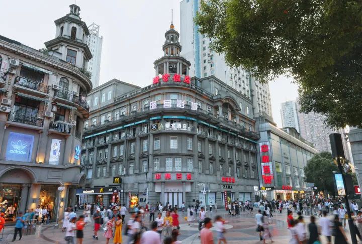 跨年夜万人放飞气球,漫天五彩缤纷中突发爆燃……亲历者:吓得魂都没了(图7) 21.jpg