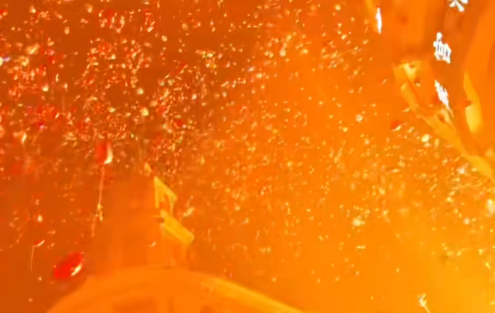 跨年夜万人放飞气球,漫天五彩缤纷中突发爆燃……亲历者:吓得魂都没了(图3) 17.png