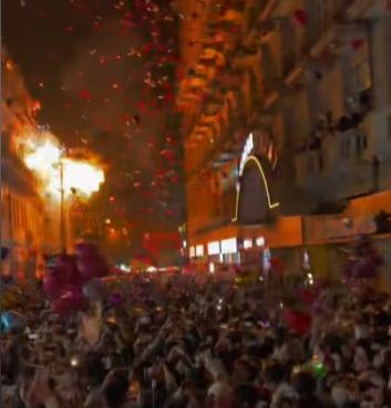 跨年夜万人放飞气球,漫天五彩缤纷中突发爆燃……亲历者:吓得魂都没了(图4) 18.png