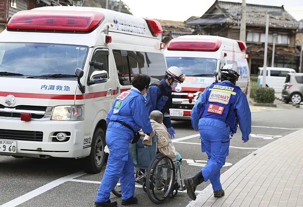 日本两飞机相撞,5人死亡,多人受伤!其中一架飞机原定飞往地震灾区→(图2) 22.jpg