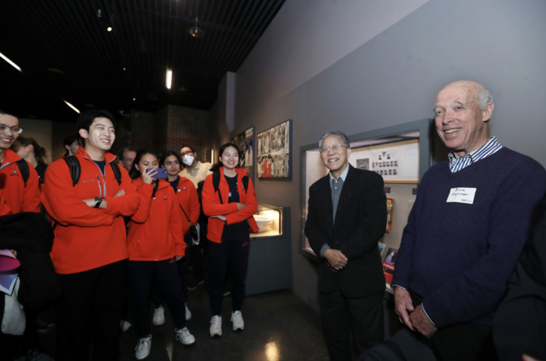 中美大学生挥拍重温乒乓外交:最大的赢家是两国人民友谊(图4) 8.png