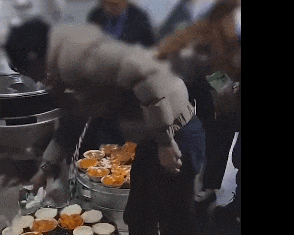 村民摆酒席,副镇长带人往食物中撒盐?当地通报(图1) 640.gif