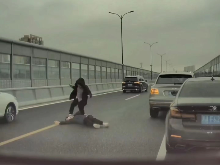 宾利车主当街持刀伤人?警方通报:两人系表兄弟(图2) 640.png