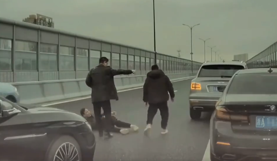 宾利车主当街持刀伤人?警方通报:两人系表兄弟(图3) 640.png