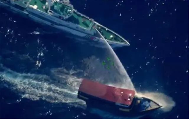 仁爱礁“保卫战”爆发,中国海警果断“开炮”,菲律宾司令受伤(图2) 640.jpg