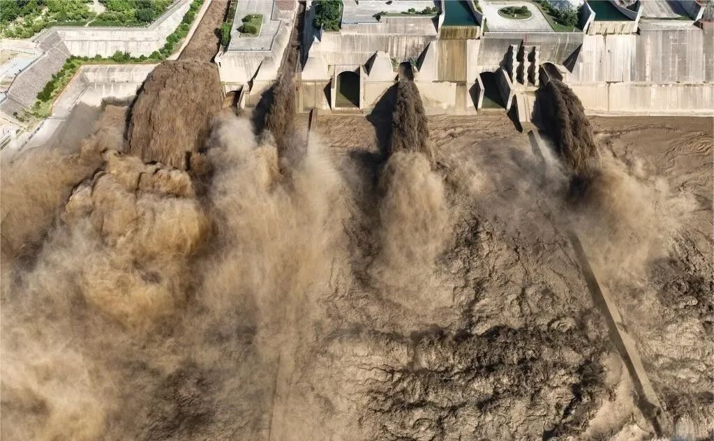 三峡大坝建成17年,已经淤积18亿吨泥沙,持续会导致什么情形?(图20) 640.jpg