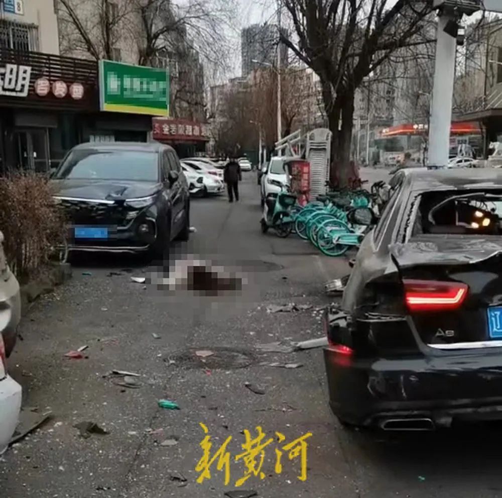 沈阳一轿车冲入人行道,已致3死2伤!驾驶员已逃逸?公安已介入(图2) 640.jpg