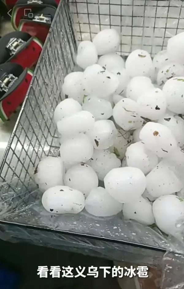 “义乌冰雹”刷屏,车主:鸡蛋大小,玻璃被砸穿(图1) 640.jpg