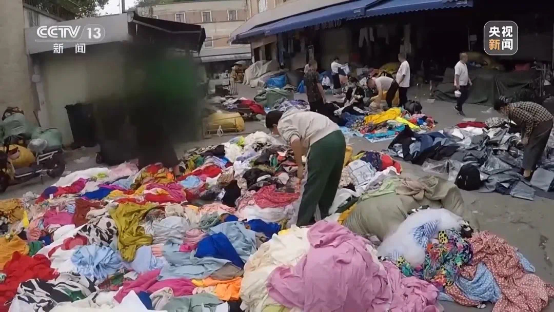 记者走进“尾货孤品”直播间,现场发现虫卵!(图3) 3.jpg