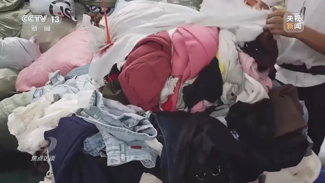 记者走进“尾货孤品”直播间,现场发现虫卵!(图12) 11.jpg