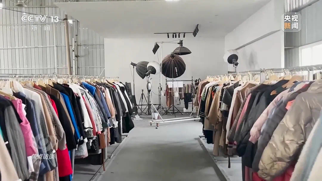 记者走进“尾货孤品”直播间,现场发现虫卵!(图15) 14.jpg