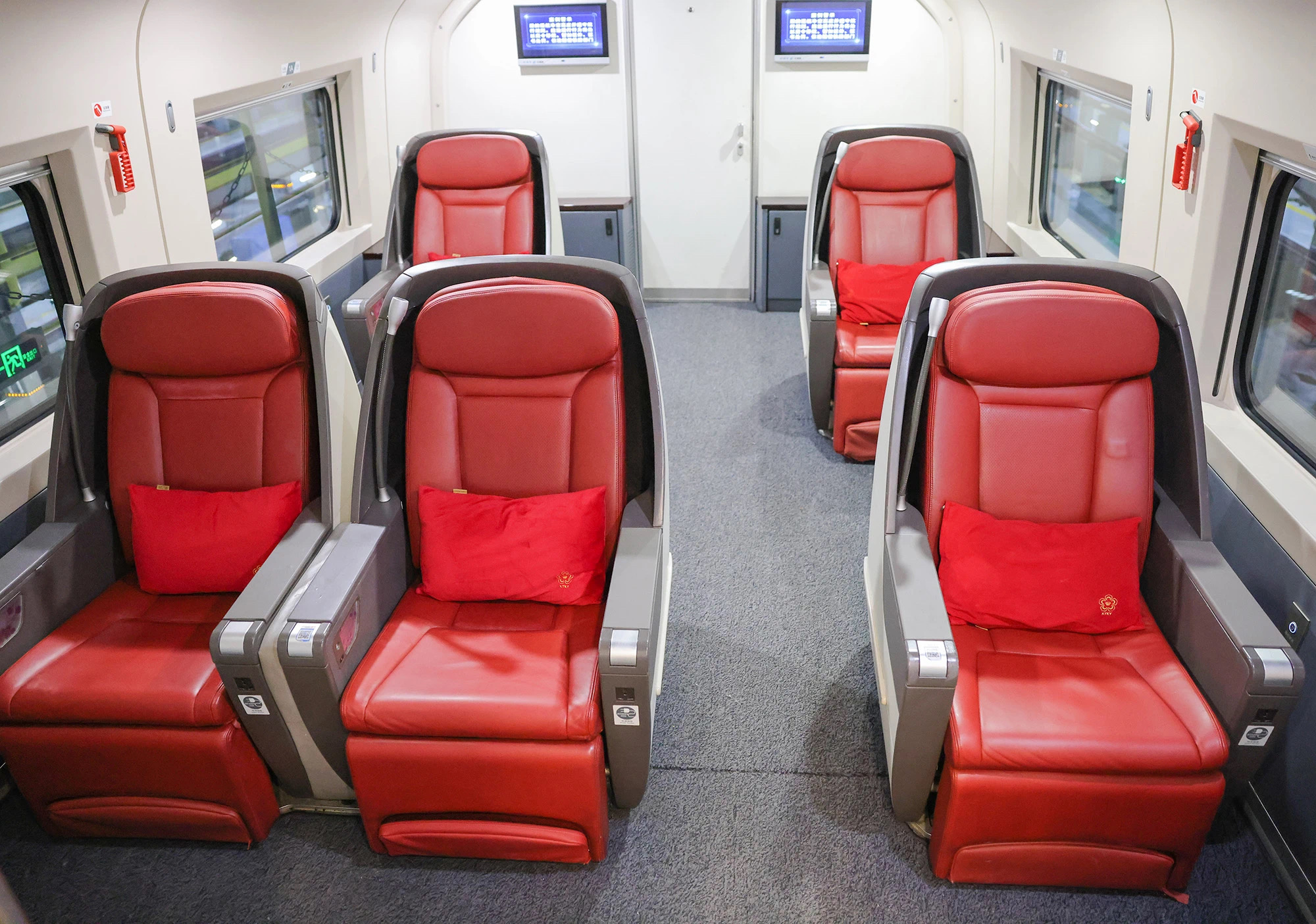 高铁新增“优选一等座”?12306客服回应 九派新闻 2024-06-04 16:27 湖北 图片 近日,有网友发帖称,国铁12306官网出现了一种全新坐席,名为“优选一等座”,不少网友好奇这个“优选一等座”到底有什么独特之处。 6月4日,12306客服回应称“优选一等座”是近日为优化服务,针对特定列车开设的,正常情况下票价和服务都介于商务座和一等座两者之间。 12306客服介绍(图2) 6.jpg