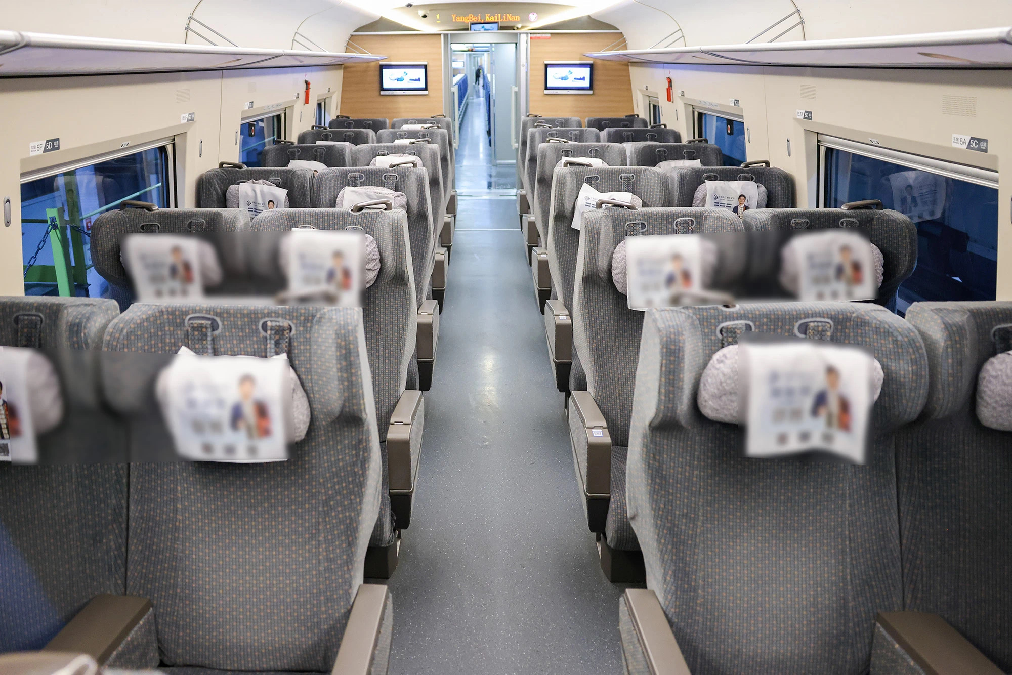 高铁新增“优选一等座”?12306客服回应 九派新闻 2024-06-04 16:27 湖北 图片 近日,有网友发帖称,国铁12306官网出现了一种全新坐席,名为“优选一等座”,不少网友好奇这个“优选一等座”到底有什么独特之处。 6月4日,12306客服回应称“优选一等座”是近日为优化服务,针对特定列车开设的,正常情况下票价和服务都介于商务座和一等座两者之间。 12306客服介绍(图3) 8.jpg