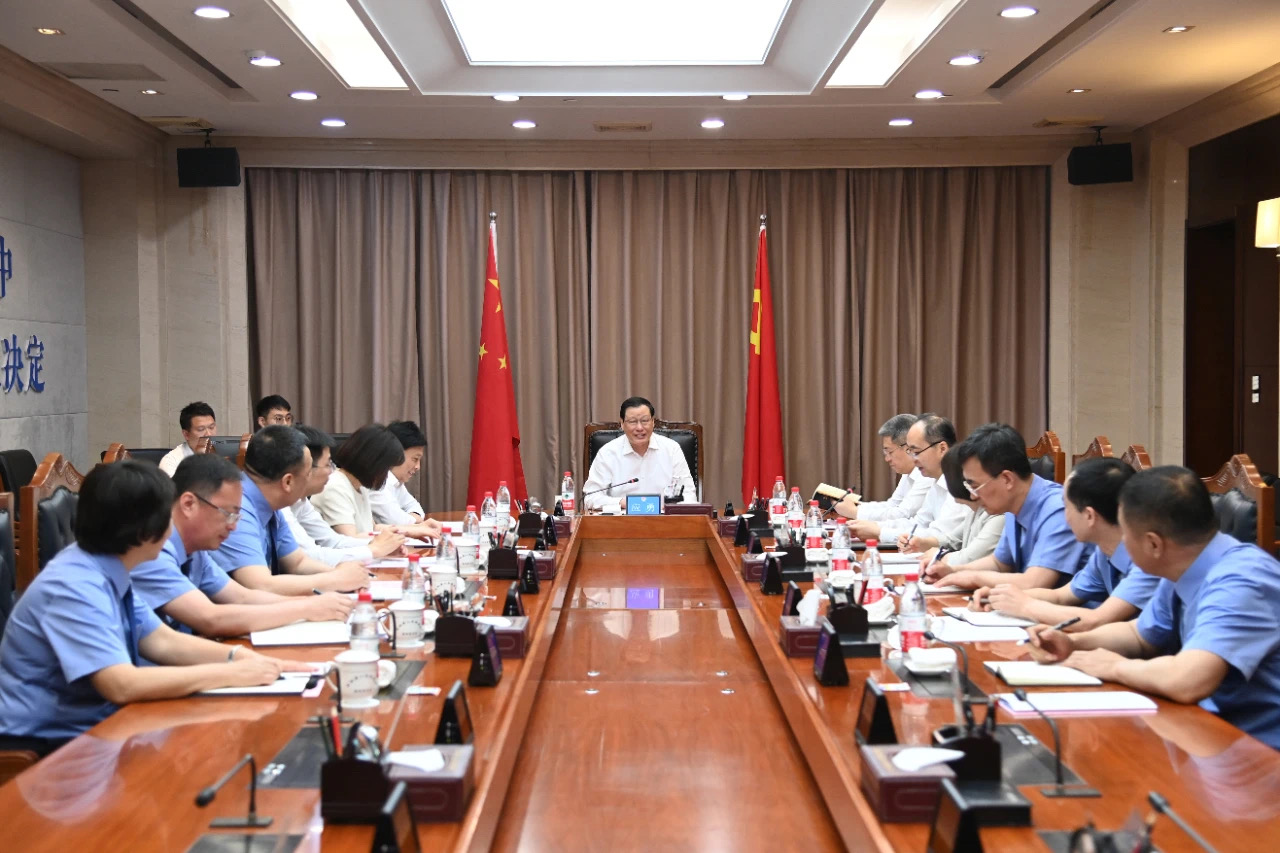 事关“四大检察”,最高检密集提及“三个结构比”有何深意? 检察日报正义网 2024-06-13 20:53 北京 6月12日至13日,最高人民检察院党组书记、检察长应勇率最高检调研组在吉林调研。 针对推动“四大检察”全面协调充分发展,应勇强调,“四大检察”的履职结构比,依程序办案与依职权监督的案件结构比,依程序移送、依申请受案与主动发现的案源结构比等“三个结构比”,是衡量“四大检察”发展全面(图1) 12.jpg