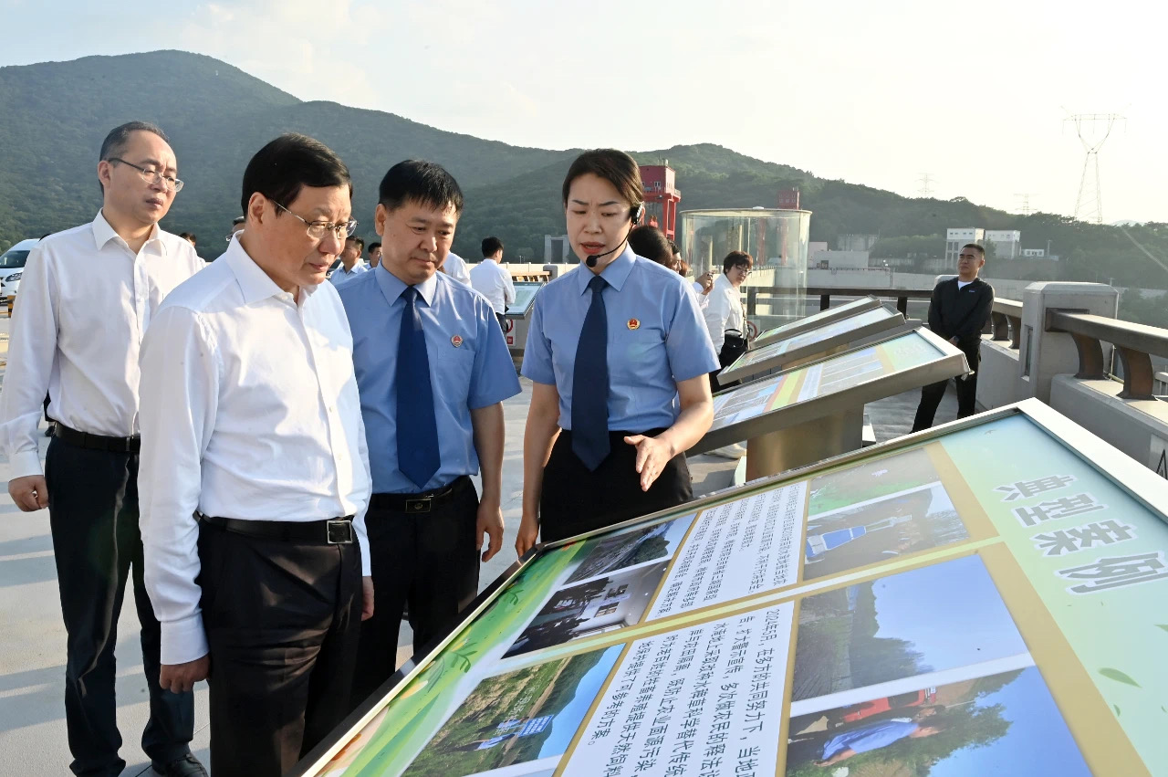 事关“四大检察”,最高检密集提及“三个结构比”有何深意? 检察日报正义网 2024-06-13 20:53 北京 6月12日至13日,最高人民检察院党组书记、检察长应勇率最高检调研组在吉林调研。 针对推动“四大检察”全面协调充分发展,应勇强调,“四大检察”的履职结构比,依程序办案与依职权监督的案件结构比,依程序移送、依申请受案与主动发现的案源结构比等“三个结构比”,是衡量“四大检察”发展全面(图3) 14.jpg