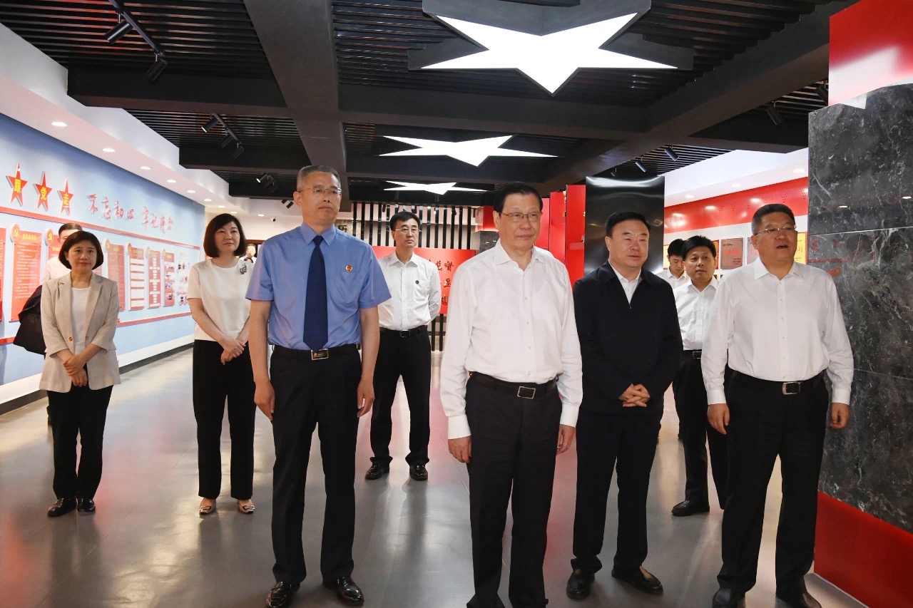 事关“四大检察”,最高检密集提及“三个结构比”有何深意? 检察日报正义网 2024-06-13 20:53 北京 6月12日至13日,最高人民检察院党组书记、检察长应勇率最高检调研组在吉林调研。 针对推动“四大检察”全面协调充分发展,应勇强调,“四大检察”的履职结构比,依程序办案与依职权监督的案件结构比,依程序移送、依申请受案与主动发现的案源结构比等“三个结构比”,是衡量“四大检察”发展全面(图4) 15.jpg