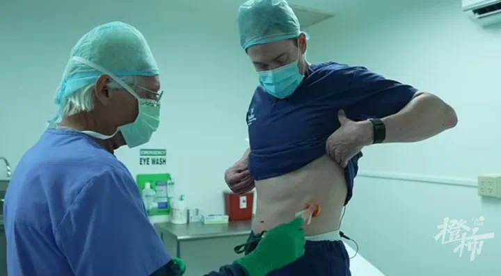 让儿子给自己换血的亿万富翁,为“长生不老”又整新活!他在一个偏僻小岛上,接受了一个手术……(图2) 3.png