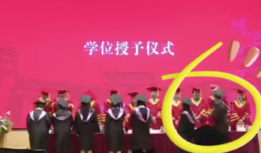 复旦毕业典礼上学生挥拳打老师?校方回应……疑似打人者朋友圈曝光!(图1) 640.png
