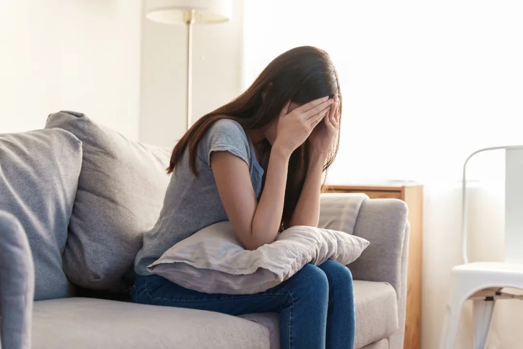 经常熬夜对身体有啥伤害?这6点还有很多人不知道!睡前别再刷手机了→ 央视一套 2024年07月02日 21:30 北京 ⇧点蓝色字关注“央视一套” 长期熬夜 会对身体造成什么影响? 怎样的睡眠才算“健康睡眠”? 如何改善睡眠质量? 往下看,一起了解↓↓ 当你长期熬夜时 身体器官会经历什么? 大脑 睡眠时间过短会影响脑组织代谢 大脑的活动非常复杂 活动中会产生垃圾 (图1) 640.jpg