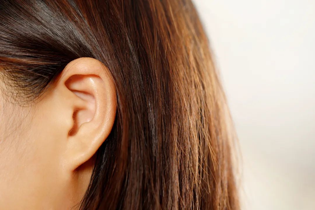 经常熬夜对身体有啥伤害?这6点还有很多人不知道!睡前别再刷手机了→ 央视一套 2024年07月02日 21:30 北京 ⇧点蓝色字关注“央视一套” 长期熬夜 会对身体造成什么影响? 怎样的睡眠才算“健康睡眠”? 如何改善睡眠质量? 往下看,一起了解↓↓ 当你长期熬夜时 身体器官会经历什么? 大脑 睡眠时间过短会影响脑组织代谢 大脑的活动非常复杂 活动中会产生垃圾 (图6) 640.jpg