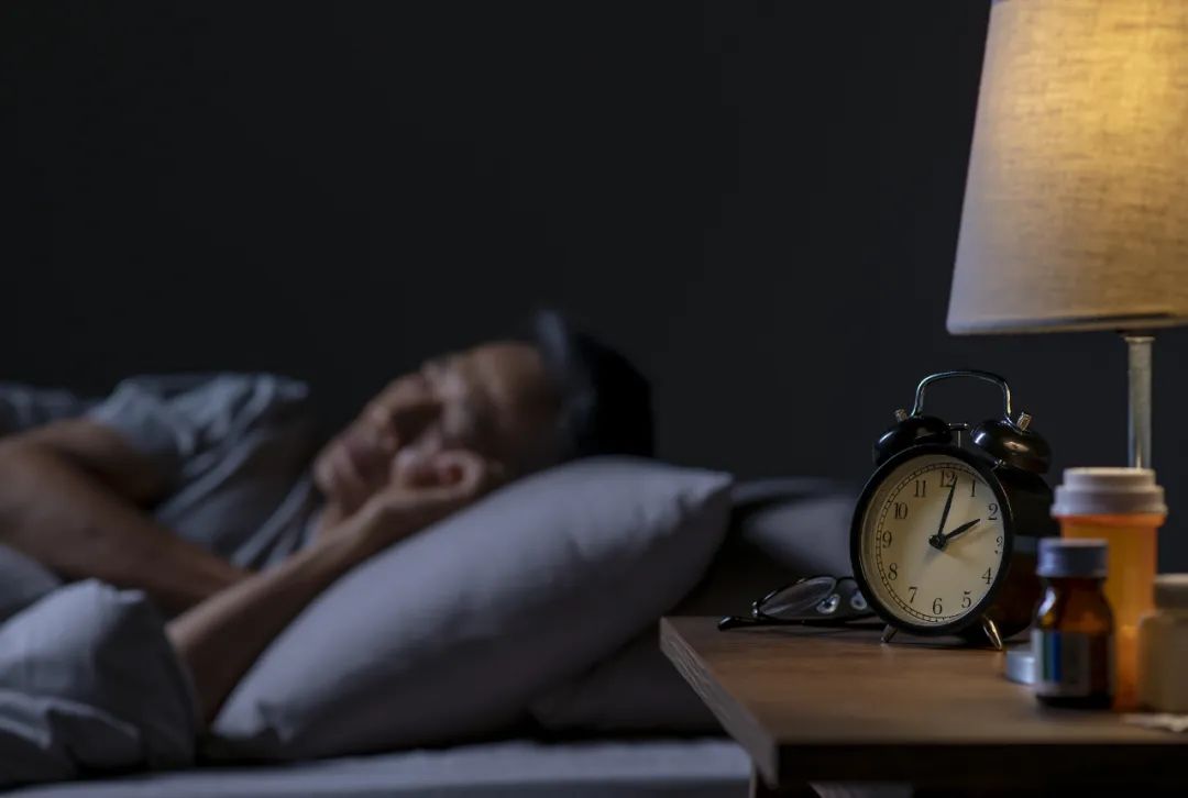 经常熬夜对身体有啥伤害?这6点还有很多人不知道!睡前别再刷手机了→ 央视一套 2024年07月02日 21:30 北京 ⇧点蓝色字关注“央视一套” 长期熬夜 会对身体造成什么影响? 怎样的睡眠才算“健康睡眠”? 如何改善睡眠质量? 往下看,一起了解↓↓ 当你长期熬夜时 身体器官会经历什么? 大脑 睡眠时间过短会影响脑组织代谢 大脑的活动非常复杂 活动中会产生垃圾 (图7) 640.jpg