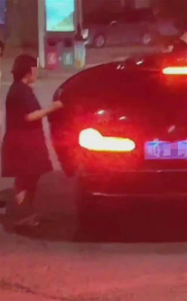 公职人员和教师偷摘村民豆角引冲突?官方最新通报(图2) 3.jpg