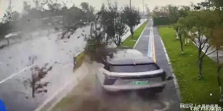 成都四人被活活烧死在电车内,车门断电打不开(图2) 640.jpg