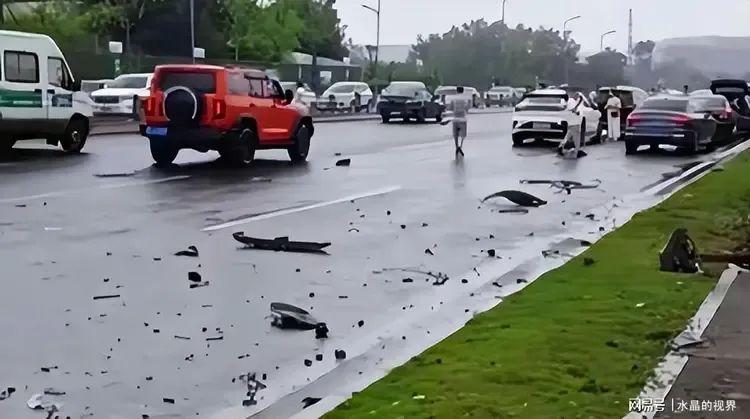 成都四人被活活烧死在电车内,车门断电打不开(图3) 640.jpg