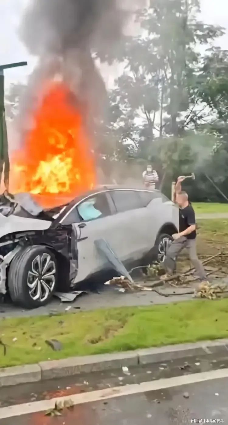 成都四人被活活烧死在电车内,车门断电打不开(图5) 640.jpg