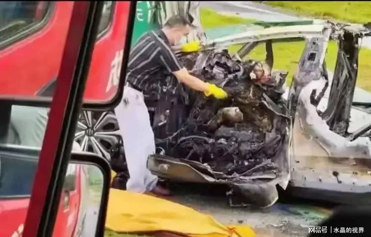 成都四人被活活烧死在电车内,车门断电打不开(图6) 640.jpg