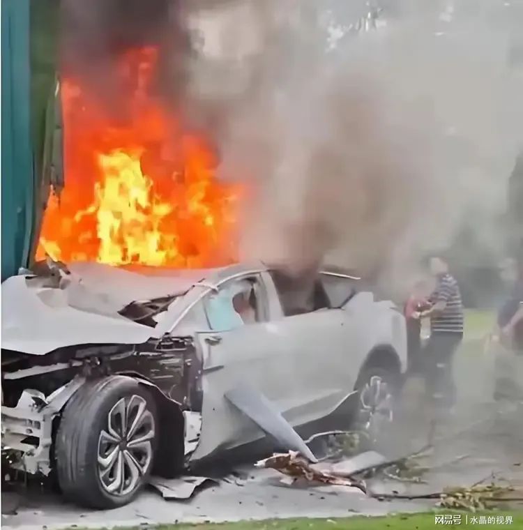 成都四人被活活烧死在电车内,车门断电打不开(图7) 640.jpg