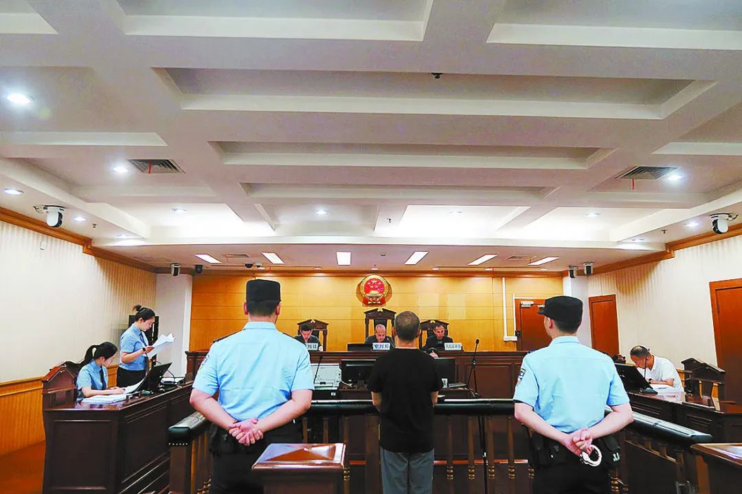 公司新来的法务“背景强大”,为何连律师执业证书都是假的?(图1) 640.jpg