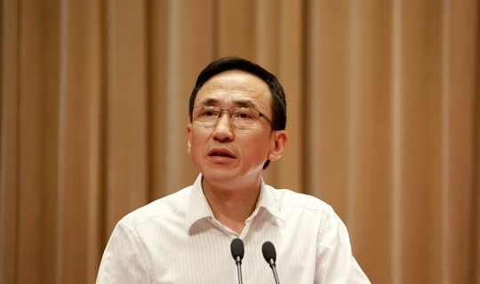 “电耗子”中国电建原董事长范集湘被决定逮捕,曾享受国务院特殊津贴 检察日报正义网 2024年08月09日 16:07 北京 正义网记者8月9日从最高人民检察院获悉,中国电力建设集团有限公司原党委副书记、董事长范集湘涉嫌受贿、利用影响力受贿一案,由江西省监察委员会调查终结,移送检察机关审查起诉。日前,经最高人民检察院指定管辖,江西省南昌市人民检察院依法以涉嫌受贿罪、利用影响力受贿罪对范集湘作出逮捕(图1) 640.png