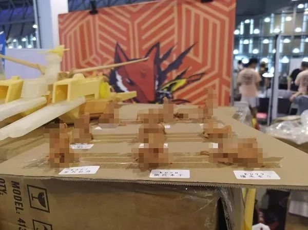 家长直呼“辣眼睛”,当场蒙住10岁女儿眼睛!低俗涉黄内容竟在上海公开展出,主办方回应:已责令整改!摊主道歉,称自己“刚涉足社会”(图2) 640.jpg