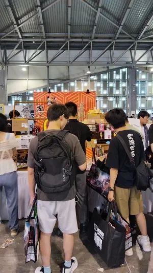 家长直呼“辣眼睛”,当场蒙住10岁女儿眼睛!低俗涉黄内容竟在上海公开展出,主办方回应:已责令整改!摊主道歉,称自己“刚涉足社会”(图6) 640.jpg