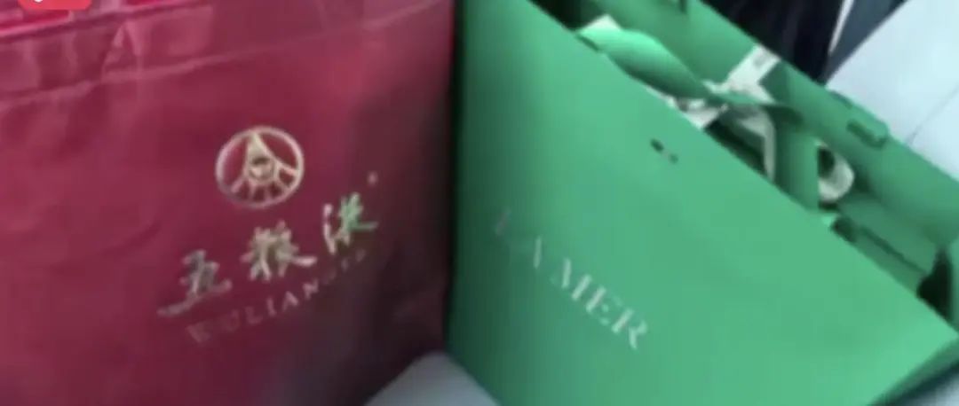 家长“做局”送老师五粮液、高端化妆品?校方称收礼属实,教育局:是否设局正在核查(图1) 640.jpg