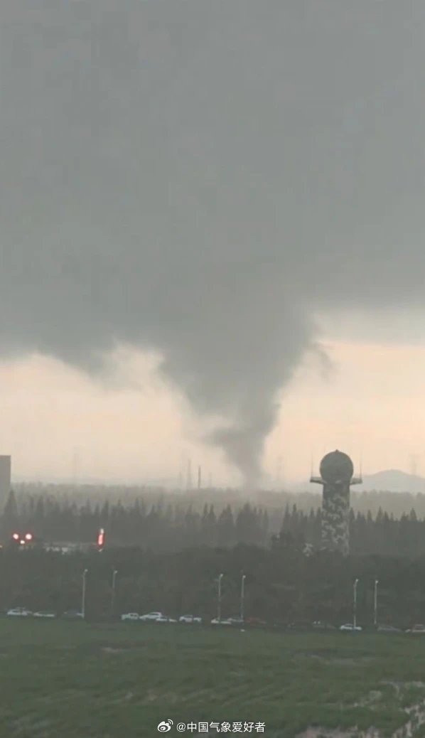 上海出现龙卷风(图1) 9.png