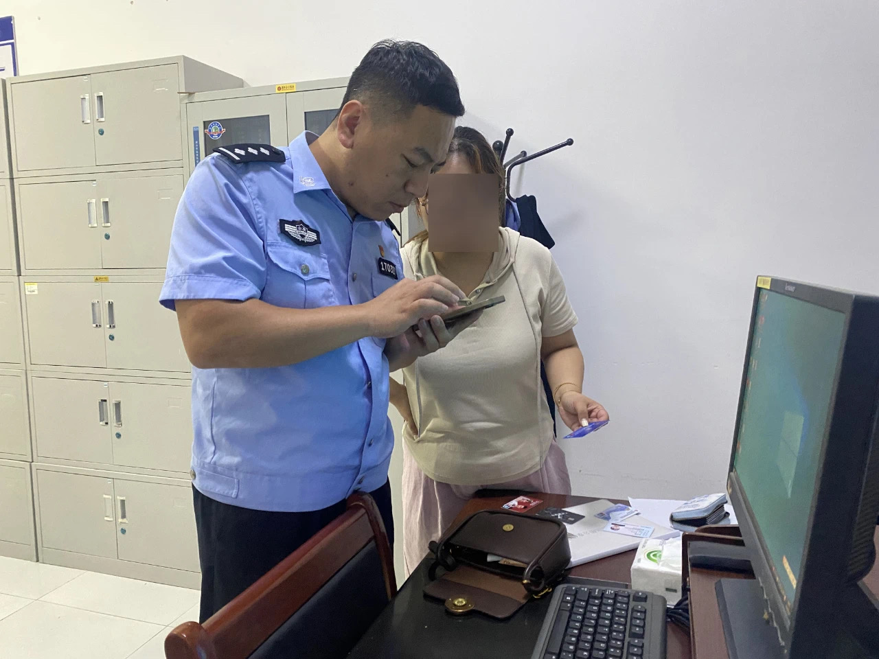 女子持“逮捕令”,直接冲进派出所!(图5) 3.jpg