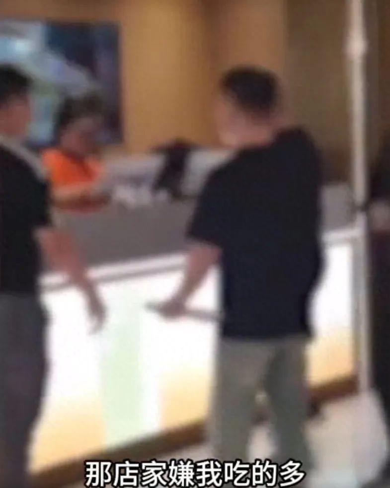 男子称吃89元自助餐,因吃得多被赶出店!门店回应:没阻止,他自带盆吃(图2) 02.jpg